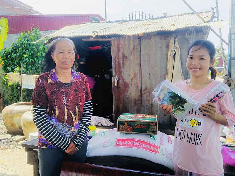 Songkheum Thmey: New Hope for 28 Families 10 Sopheak and her mom received our donation at Sa Ang District